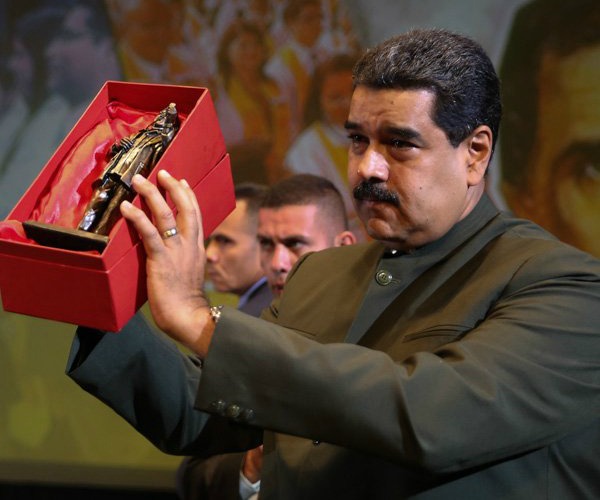 Maduro anunció el 50% de aumento para todos los médicos del país