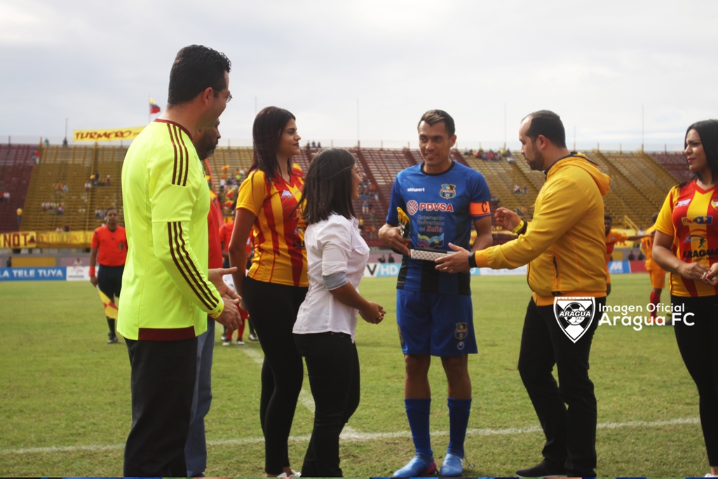 Juan Arango recibió una placa de parte del Aragua FC (FOTOS)