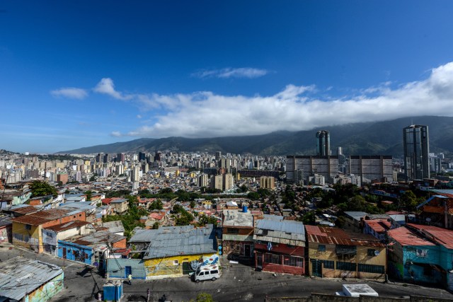 General view of the San Agustin shantytown in Caracas on March 11, 2017. Artists are using art as a tool to fight exclusion and crime among young people. / AFP PHOTO / FEDERICO PARRA / TO GO WITH AFP STORY BY MARIA ISABEL SANCHEZ