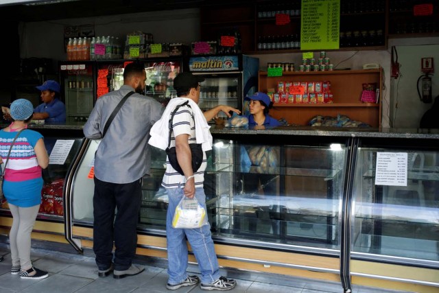 People buy bread at a bakery in Caracas, Venezuela March 17, 2017. REUTERS/Marco Bello
