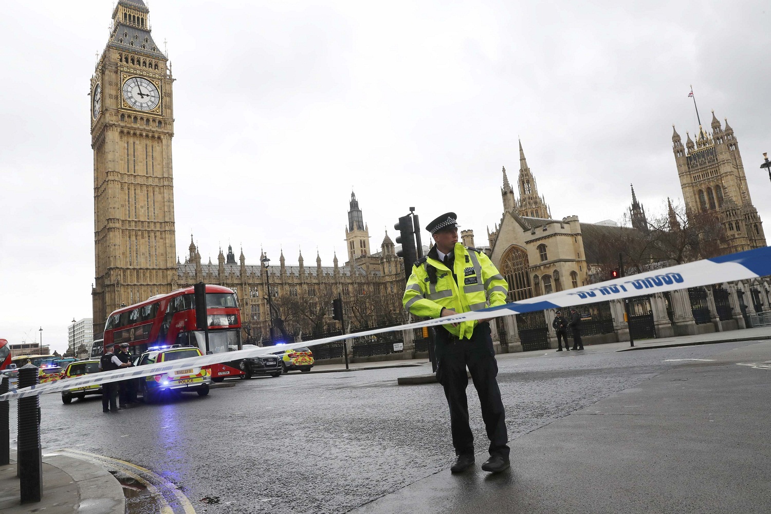 Policía acuchillado y agresor abatido ante Parlamento británico