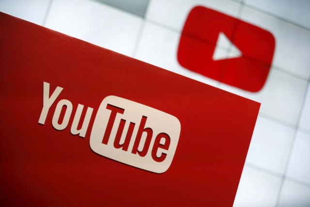 IMAGEN DE ARCHIVO: En la imagen el logo de Youtube en Los Ángeles, California, Estados Unidos. 21 de octubre 2015. La decisión de varias compañías de alto nivel de retirar sus anuncios de YouTube por la difusión de contenido ofensivo podría amenazar su estrategia a largo plazo de robar dólares a la televisión, dijeron analistas y profesionales de la industria de la publicidad.   REUTERS/Lucy Nicholson