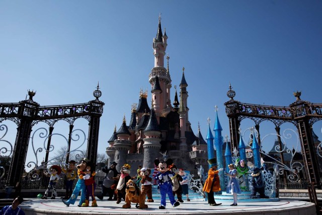 Disney characters attend the 25th anniversary of Disneyland Paris at the park in Marne-la-Vallee, near Paris, France, March 25, 2017. REUTERS/Benoit Tessier