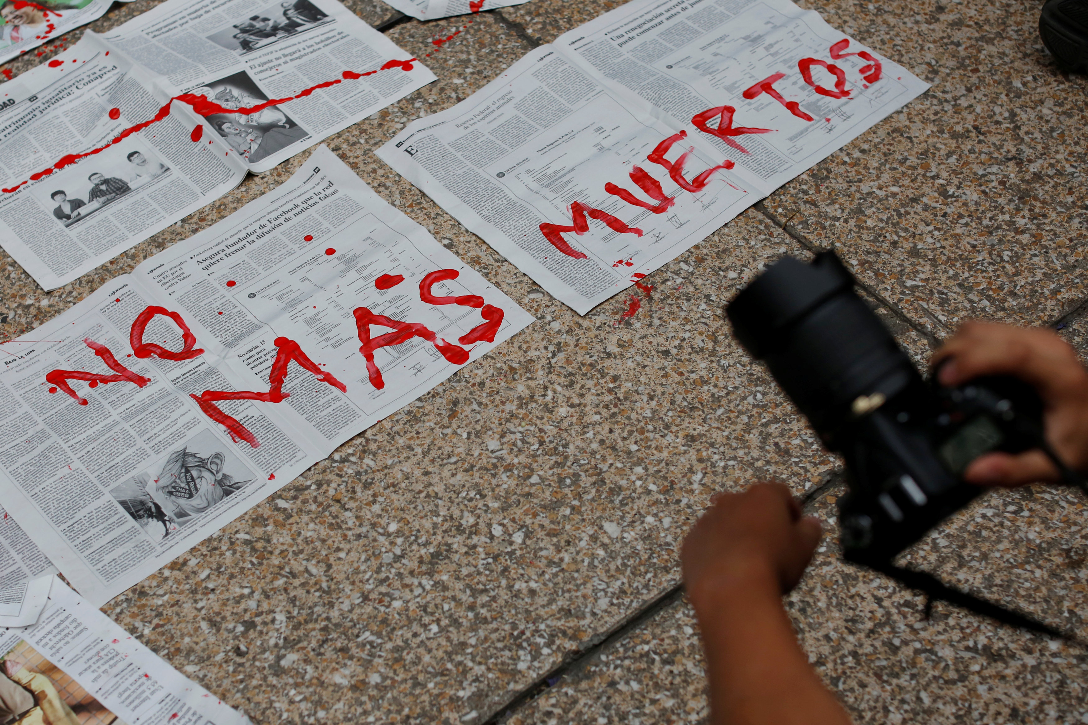 Cientos se manifiestan en repudio a asesinatos de periodistas en México