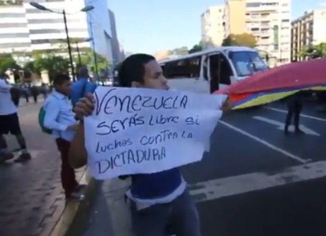 Manifestantes tomaron Altamira en rechazo a las sentencias del TSJ. Foto: Captura de video de Ntn24