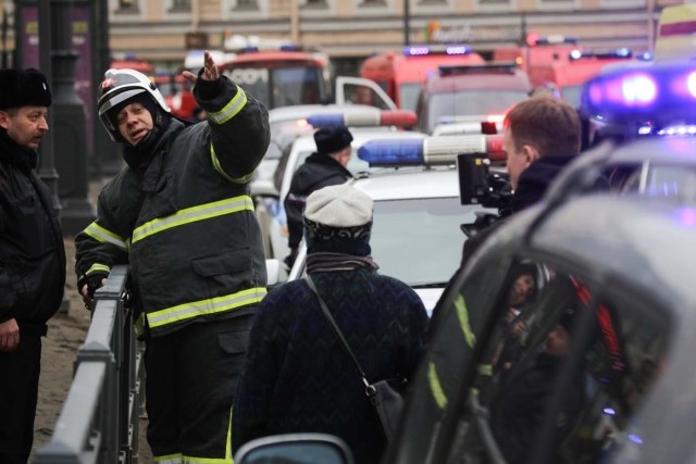 Emergency services direct pedestrians outside Sennaya Ploshchad metro station, following explosions in two train carriages at metro stations in St. Petersburg, Russia April 3, 2017. REUTERS/Anton Vaganov