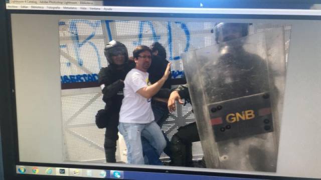 Diputado Freddy Guevara impidiendo detención de manifestante Vía @mgutierrezphoto