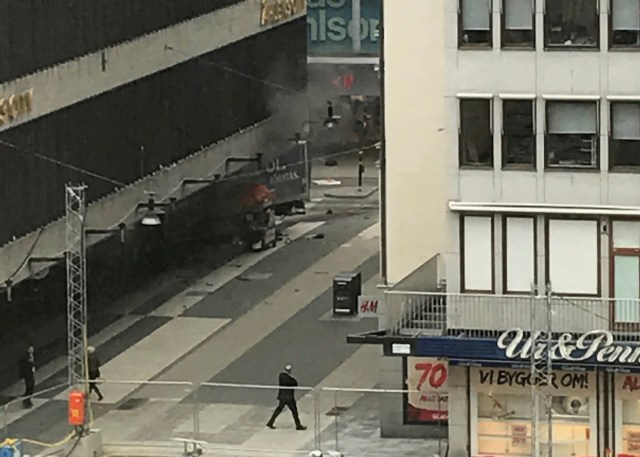 Un vehículo arremetió contra transeúntes que se encontraban en una calle del centro de Estocolmo causando heridos, dijo la policía el viernes. En la imagen, escena del lugar del incidente en el centro de Estocolmo, el 7 de abril de 2017. TT News Agency/Andreas Schyman/via REUTERS