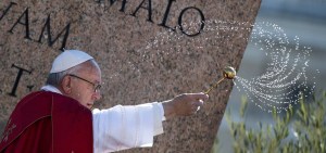 Papa Francisco condena terrorismo contra cristianos este Domingo de Ramos