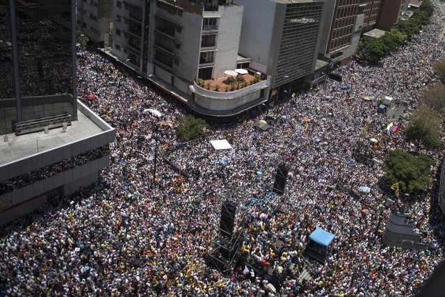 Caraqueños colmaron la avenida Francisco de Miranda y sus alrededores (Foto AFP)