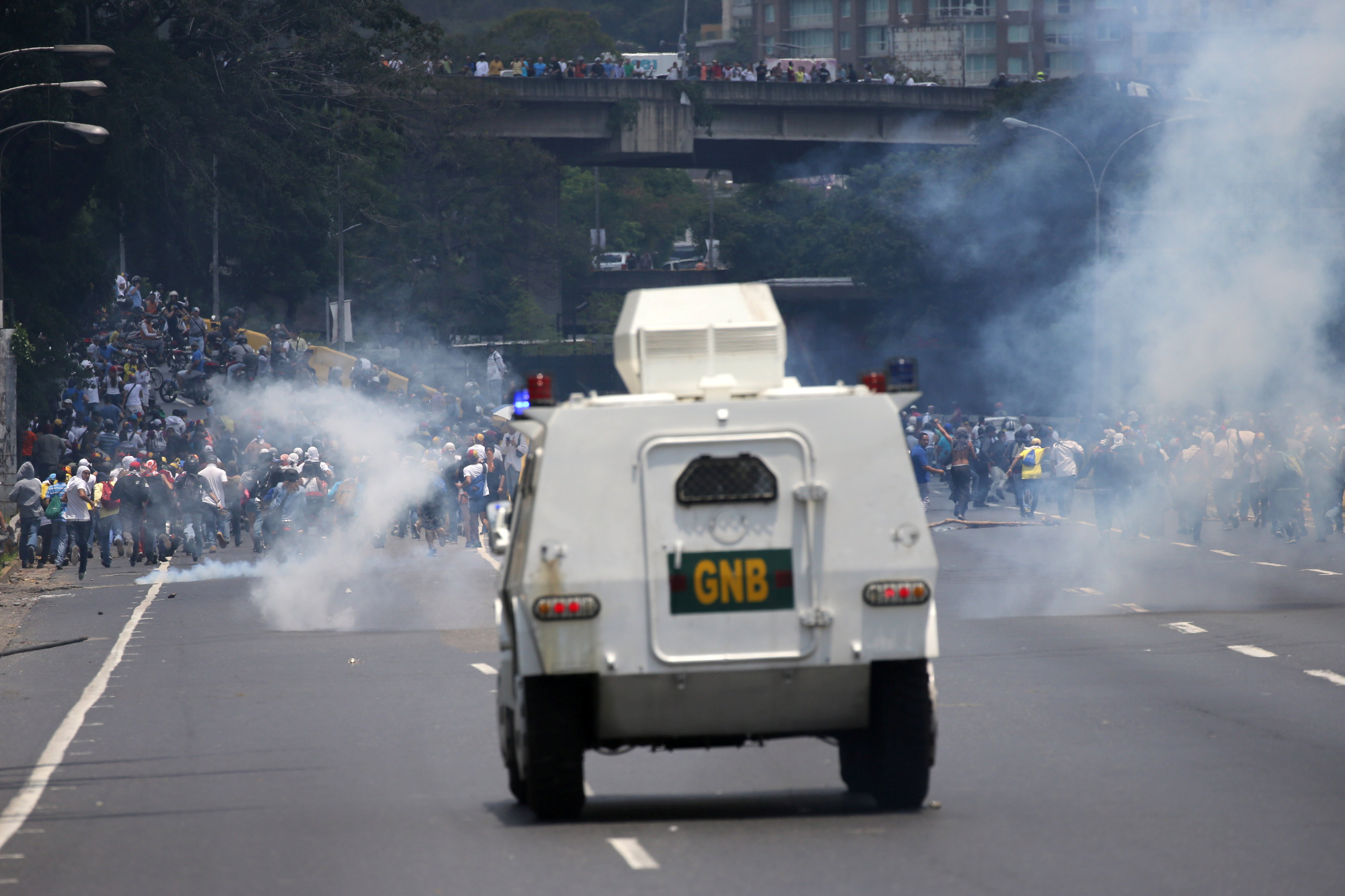 Sanguinarios, de frente y a las cabezas: Represores bolivarianos lanzaron las lacrimógenas directamente este #10Abr