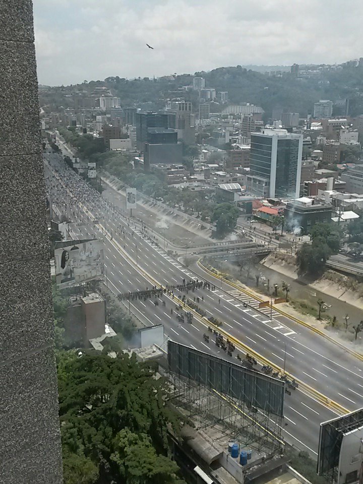 GNB tranca la Francisco Fajardo para que los manifestantes no la tranquen (foto)
