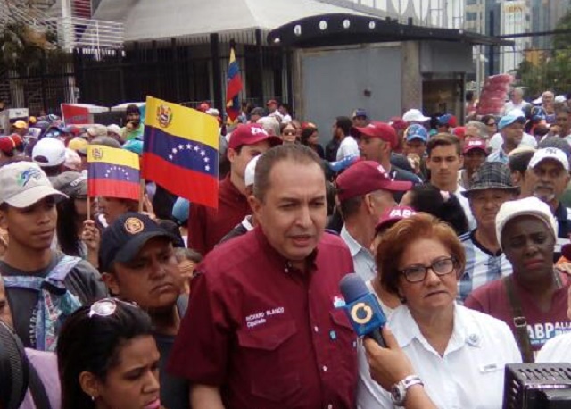 Richard Blanco: Este régimen le tiene miedo a la calle por eso nos atacan con lacrimógenas (Video)