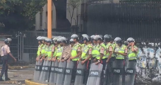Funcionarios de la PNB aguardaban en la avenida Libertador para impedir la manifestación. Foto: Captura