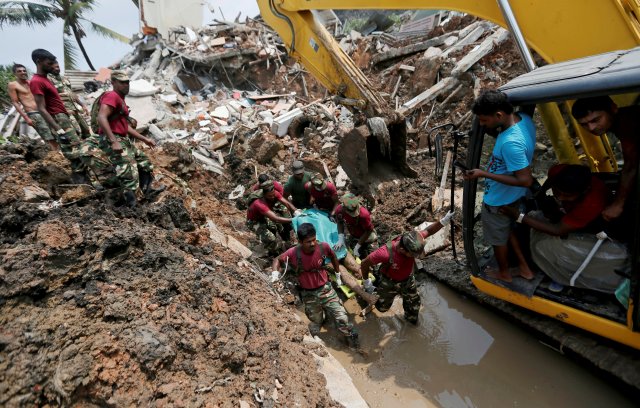Al menos 19 personas, entre ellas cuatro niños, murieron en Sri Lanka cuando una montaña de basuras sepultó un 145 chabolas de un barrio de Colombo. REUTERS/Dinuka Liyanawatte TEMPLATE OUT