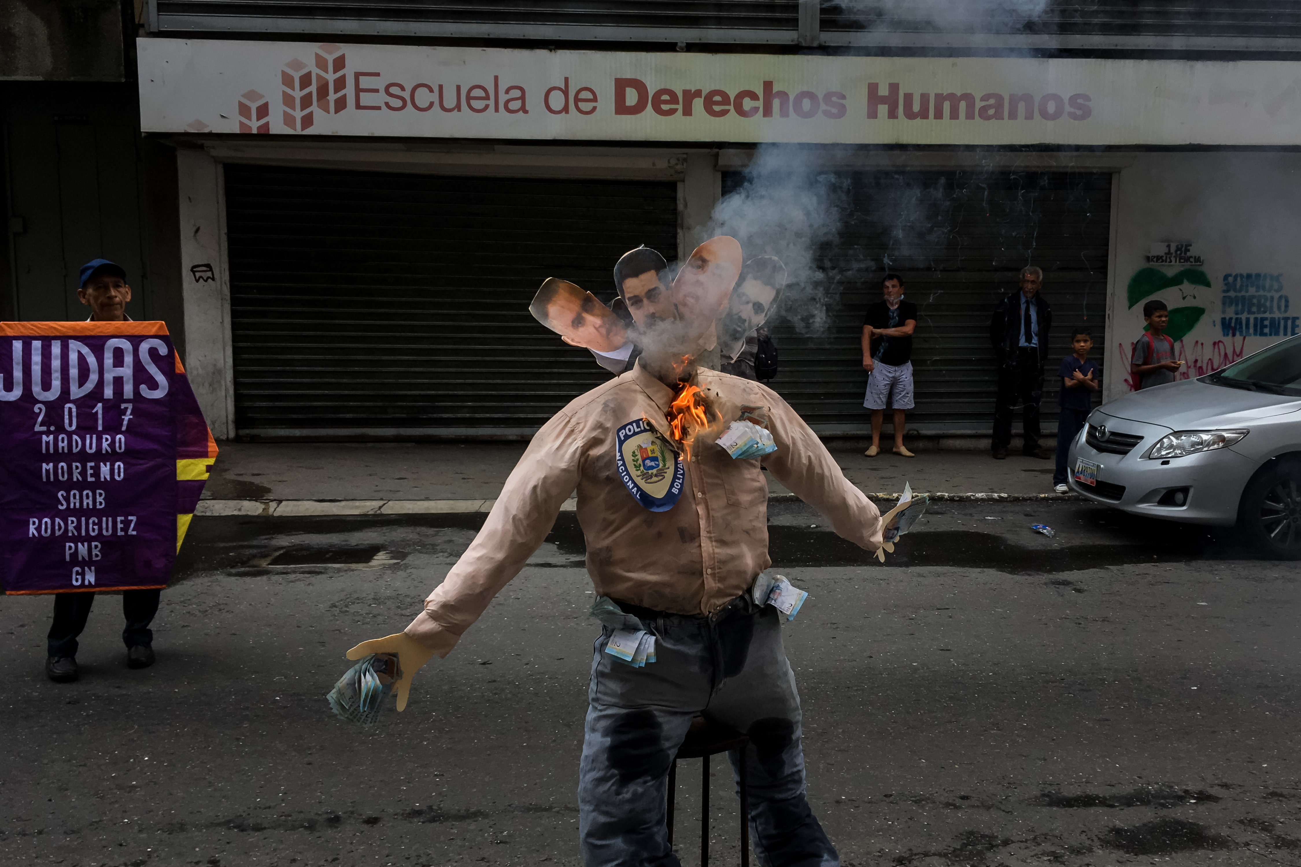 Magistrados, Maduro, oficialistas GNB y PNB, entre los Judas que queman los venezolanos (+Fotos)