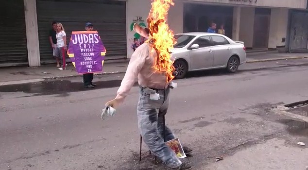 Quemaron un Judas con rostros de Maduro, Moreno y Saab en La Candelaria (Video)