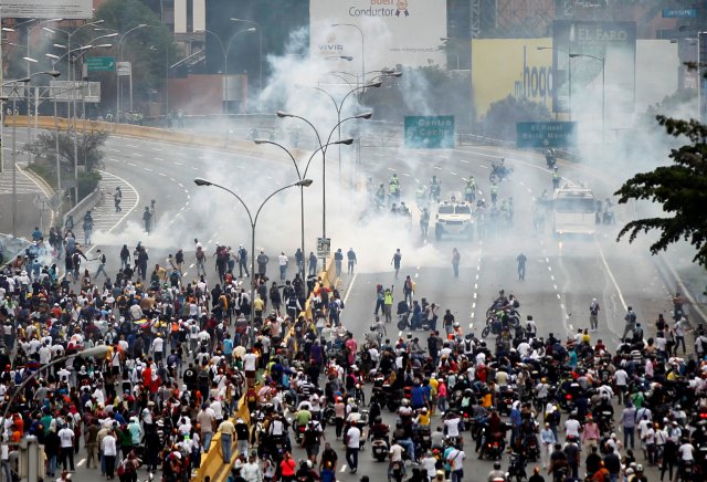 Opposition supporters clash with riot police while rallying against Venezuela's President Nicolas Maduro in Caracas, Venezuela April 20, 2017. REUTERS/Christian Veron