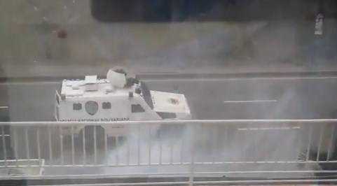 Lanzan bombas lacrimógenas contra edificio donde se encuentra el Comando Capriles (Video)