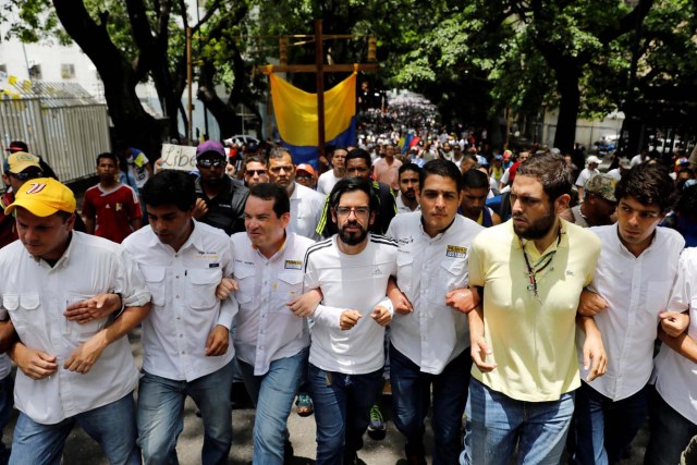 Lawmakers and political leaders take part in a rally to honour victims of violence during a protest against Venezuela's President Nicolas Maduro's government in Caracas, Venezuela, April 22, 2017. REUTERS/Carlos Garcia Rawlins