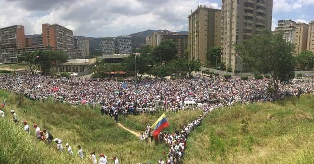 Un gentío a las 2:55 pm en los alrededores de la Conferencia Episcopal (Fotos)