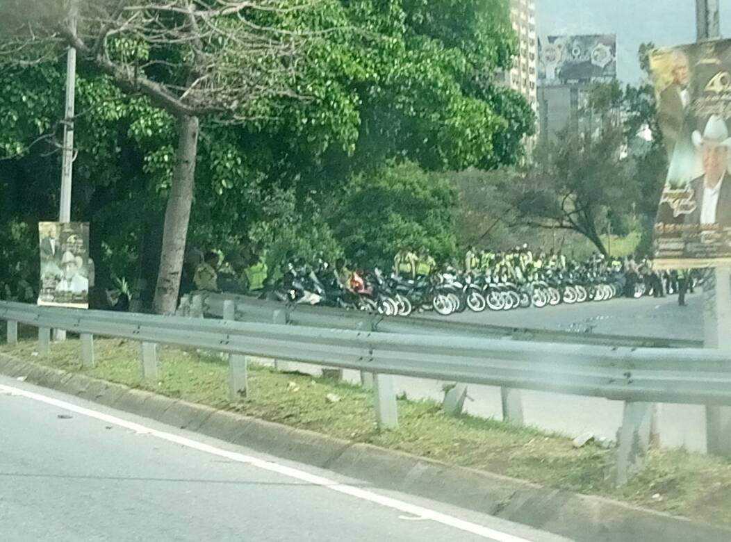 Así se encuentran los alrededores de la Plaza Venezuela #22Abr