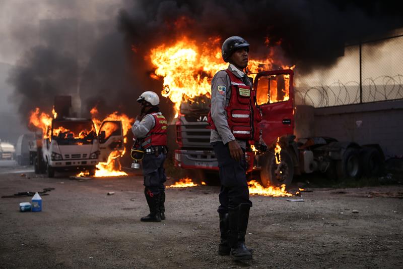 Violentos ajenos a manifestación de este #24A causan destrozos en sede de tránsito de Chacao (Fotos)