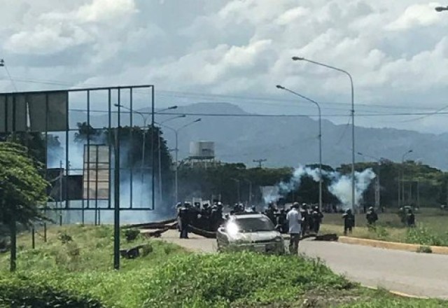 GNB lanzó lacrimógenas contra manifestantes en Acarigua. Foto: @reporteya