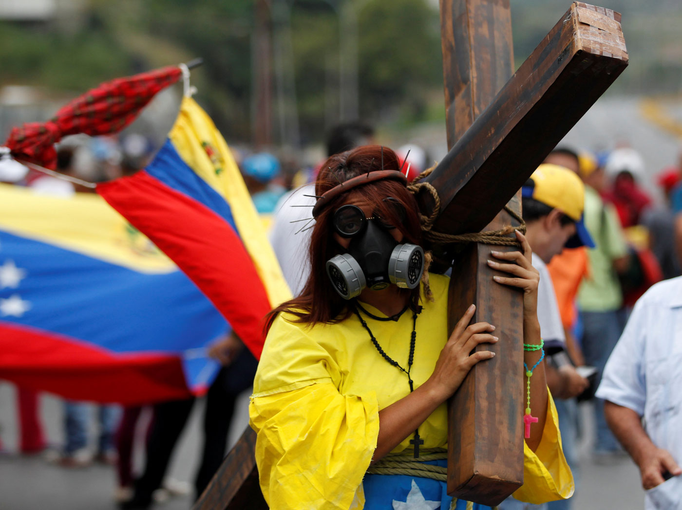 Con una cruz a cuestas esta venezolana caminó desde Santa Fe hasta el distribuidor Altamira (fotos)