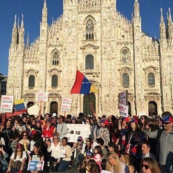 Venezolanos protestaron a las afueras del Duomo de MIlán (Foto: @MimiLazoD)