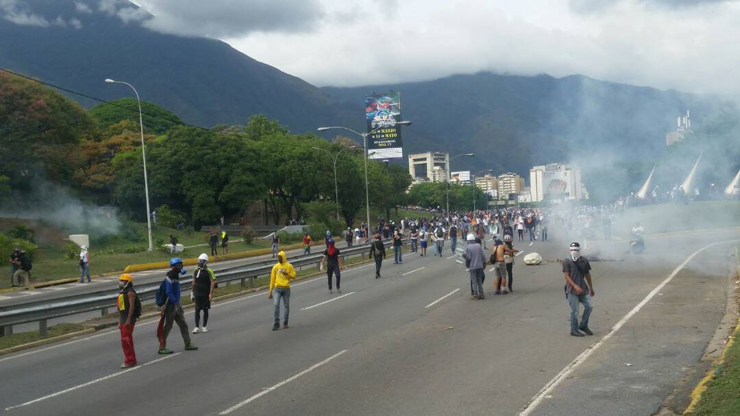 EN VIDEO: Lo que usted NO VIO de la brutal represión este #1May en Caracas