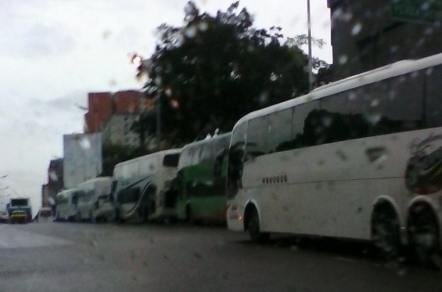 Autobuses con simpatizantes del oficialismo a la altura de Colegio de Ingenieros, avenida Libertador, Caracas / Foto @MachadoSabrina 