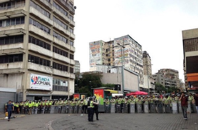 PNB en Chacaíto recibe a manifestantes de la oposición #1May (Fotos)
