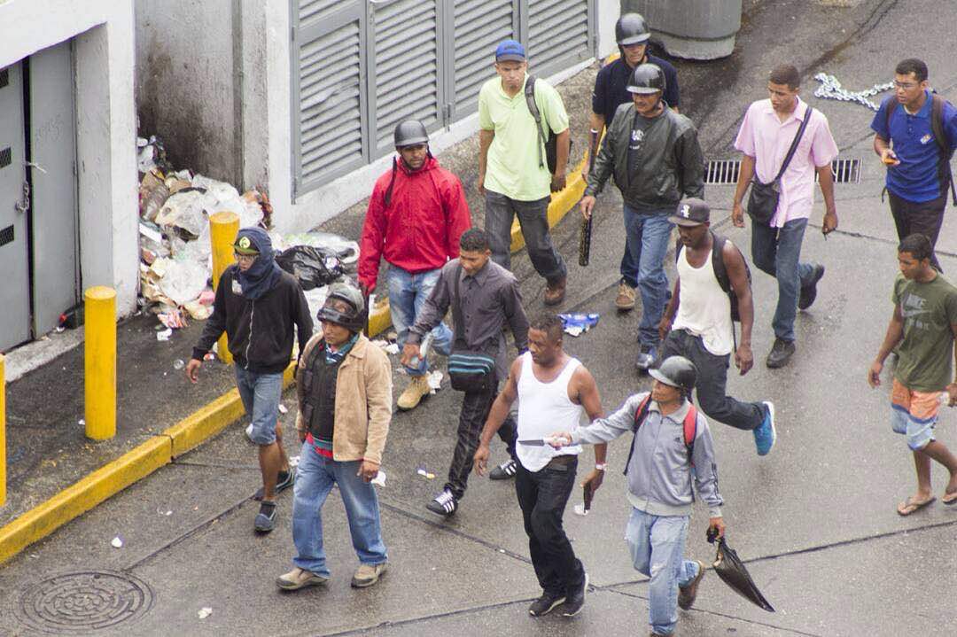 Impunidad TOTAL: Armas, cuchillos y bates cargaban grupos paramilitares en El Llanito (FOTO)