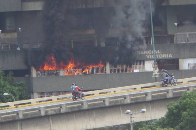 Lanzan bombas lacrimógenas hacia los estacionamientos de los edificios / Foto @edopalencia 