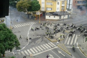 Reportan que PNB lanza lacrimógenas a edificios en avenida Francisco Solano (Videos)