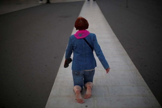 A pilgrim walks on her knees to fulfil her vows at the Catholic shrine of Fatima, Portugal May 8, 2017. REUTERS/Rafael Marchante