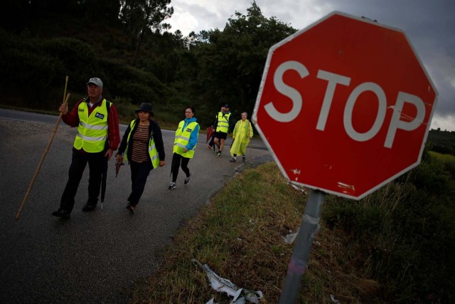 On the day before the arrival of Pope Francis, pilgrims are seen on their way to Fatima, in Ourem, Portugal May 11, 2017. REUTERS/Pedro Nunes