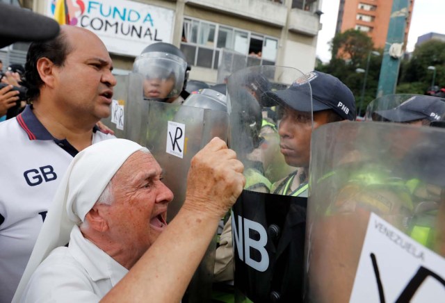 Elderly opposition supporters rally against President Nicolas Maduro in Caracas, Venezuela, May 12, 2017. REUTERS/Carlos Garcia Rawlins