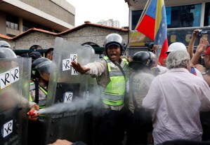 Gas pimienta, golpes y forcejeos en la marcha de los abuelos #12M (FOTOS)