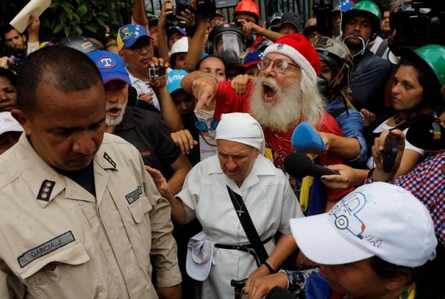 Ancianos enfrentan a las fuerzas de seguridad mientras protestan contra el presidente Nicolás Maduro en Caracas, Venezuela, 12 de mayo de 2017. REUTERS/Carlos Garcia Rawlins - RTS16DQU