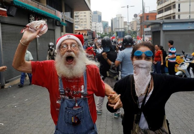 Ancianos marchan en contra del Gobierno del presidente venezolano Nicolás Maduro en Caracas, Venezuela, 12 de mayo de 2017. REUTERS/Carlos Garcia Rawlins