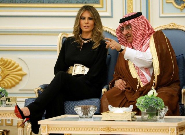 U.S. first lady Melania Trump (L) speaks with Saudi Arabia's Crown Prince Muhammad bin Nayef (R) during an arrival ceremony for U.S. President Donald Trump at the Royal Court in Riyadh, Saudi Arabia May 20, 2017. REUTERS/Jonathan Ernst
