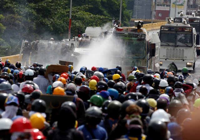 Al menos 35 heridos producto de las manifestaciones han sido ingresados en Salud Baruta. REUTERS/Carlos Garcia Rawlins
