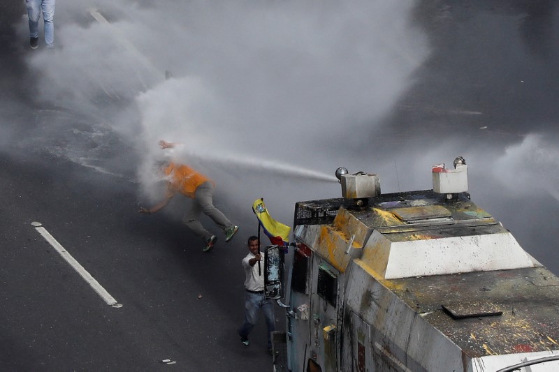 Al menos dos líderes opositores de Venezuela resultan heridos en choques con fuerzas seguridad