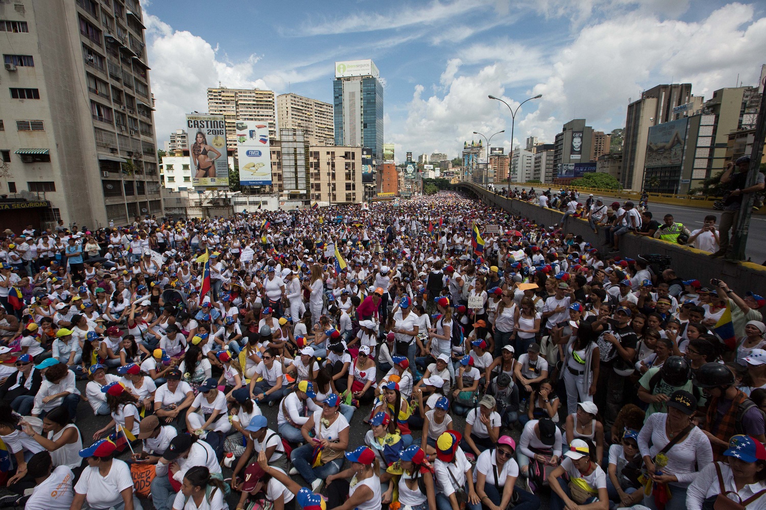 Oposición convoca a una semana más de protestas