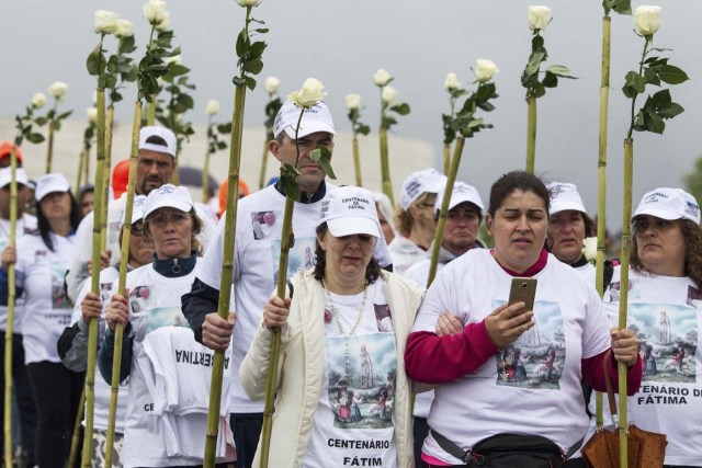 PAC01 FÁTIMA (PORTUGAL), 10/05/2017.- Peregrinos a su llegadfa al santuario de Fátima, Portugal, hoy, 10 de mayo de 2017. El papa Francisco afirmó hoy durante la audiencia que en su visita los próximo viernes y sábado al santuario de Fátima pondrá en manos de la Virgen "el destino temporal y eterno de la humanidad". EFE/Paulo Cunha