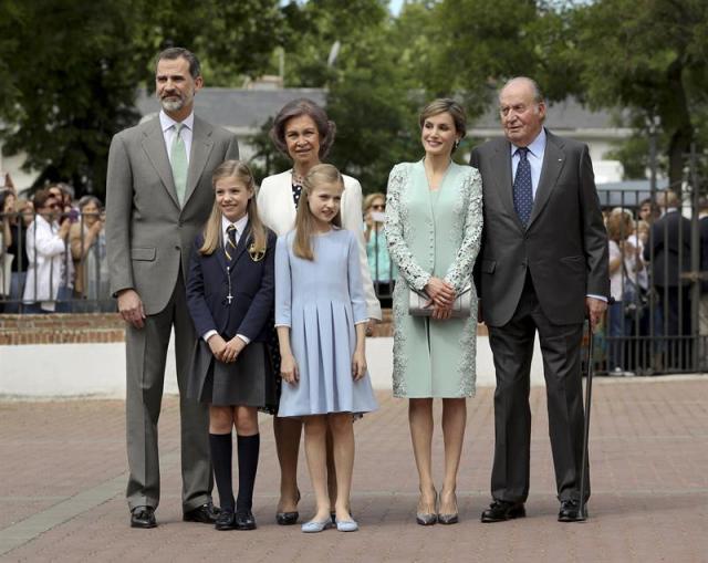  Los Reyes Felipe y Letizia, junto a sus hijas, la infanta Sofía y la Princesa Leonor, y los reyes eméritos Juan Carlos y Sofía. EFE/Ballesteros