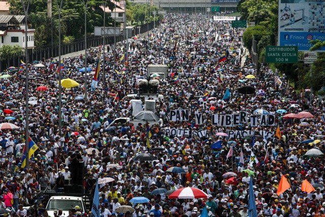 CAR204. CARACAS (VENEZUELA), 20/05/2017 - Miles de personas participan en una en una manifestación hoy, sábado 20 de mayo de 2017, en Caracas (Venezuela). Las fuerzas de seguridad de Venezuela dispersaron hoy con gases lacrimógenos una marcha opositora que pretendía movilizarse desde el este de Caracas hasta la sede del Ministerio de Interior, en el centro de la ciudad, órgano al que los opositores responsabilizan de la "represión" en las protestas. EFE/CRISTIAN HERNÁNDEZ