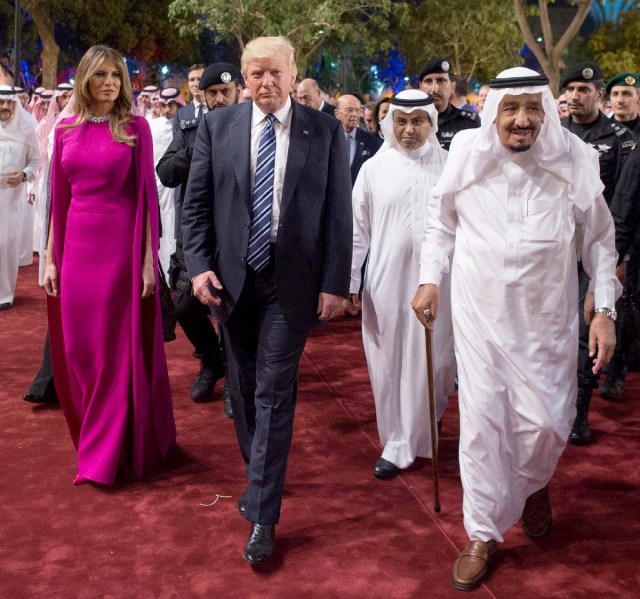 Riyadh (Saudi Arabia), 20/05/2017.- A handout photo made available by the Saudi Press Agency shows King of Saudi Arabia Salman bin Abdulaziz Al Saud (R) with US President Donald J. Trump (C) and wife Melania during a welcome ceremony at Murabba Palace, in Riyadh, Saudi Arabia, 20 May 2017. President Trump is on a two-day official visit to Saudi Arabia, the first stop of his first foreign trip since taking office in January 2017. (Arabia Saudita, Estados Unidos) EFE/EPA/SAUDI PRESS AGENCY HANDOUT HANDOUT EDITORIAL USE ONLY/NO SALES